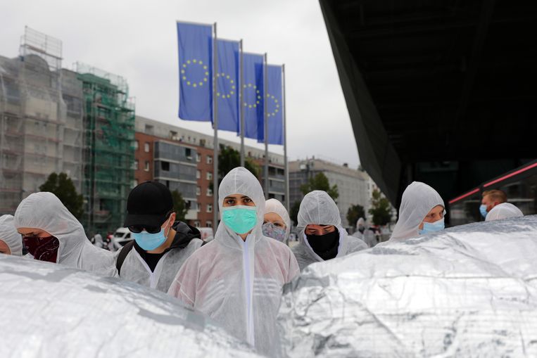 Duitse klimaatactivisten protesteren bij het hoofdkantoor van de Europese Centrale Bank in Frankfurt tegen de financiering van de fossiele economie. Beeld Bloomberg