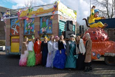Optocht Snerkersdurp: een nieuwe steek voor Prins Fred en tien zomercarnavalsprinsessen