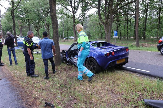 Lotus sportwagen crasht tegen een boom na een inhaalmanoeuvre.