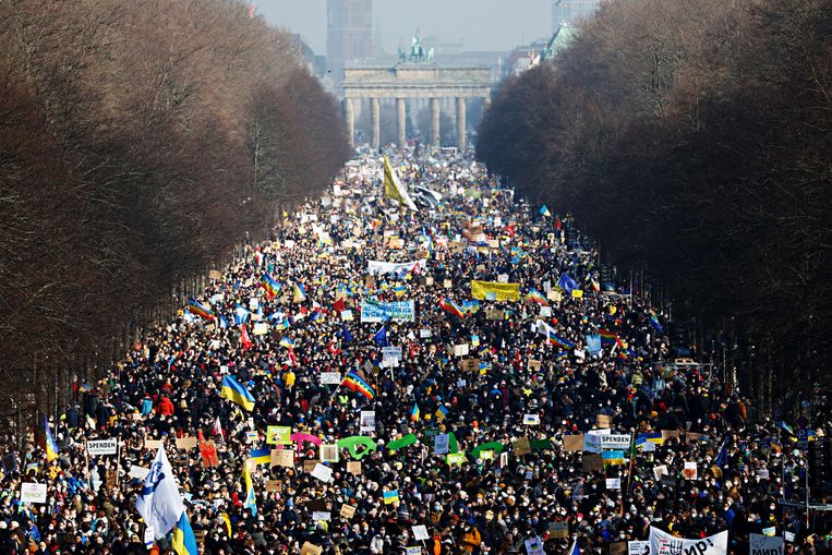 Een vredesmars voor Oekraïne aan de Brandenburgse Poort in Berlijn. Beeld AFP