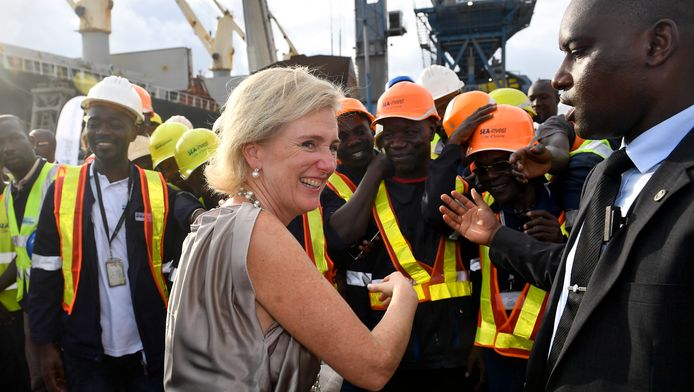 Prinses Astrid tijdens een bezoek aan de Sea Invest terminal in Abidjan, in Ivoorkust.