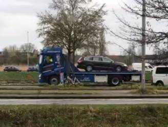 Verschillende wagens getakeld die langs parcours van de Marathon van Gent stonden 