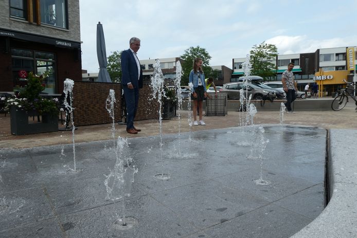 Madelief Houtman bij de opening van de fontein in Berlicum.