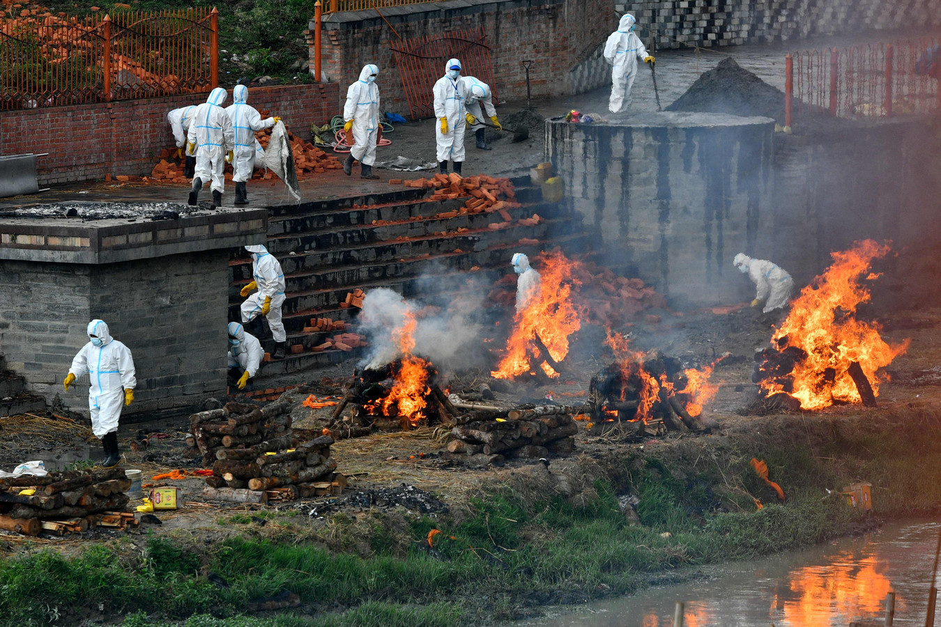 Aan de oever van de heilige rivier Bagmati in de Nepalese hoofdstad Kathmandu worden aan de lopende band coronaslachtoffers gecremeerd.