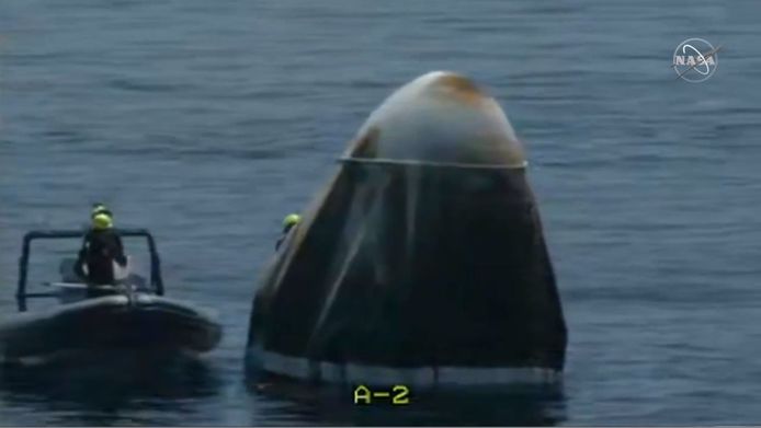 De SpaceX Dragon Crew capsule landde succesvol in de Atlantische Oceaan. Onmiddellijk snelden enkele recovery-teams van SpaceX naar de landingsplaats om de astronauten te ‘bevrijden’ en de capsule te bergen.