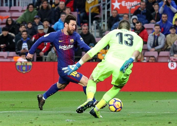 Lionel Messi in actie tegen Levante. Hij passeert doelman Oier Olazábal.