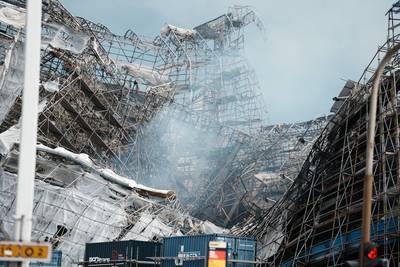 La façade calcinée de la vieille Bourse de Copenhague s’est effondrée