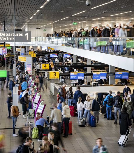 Wereldwijd komen vliegvelden personeel tekort, maar chaos is er alleen op Schiphol