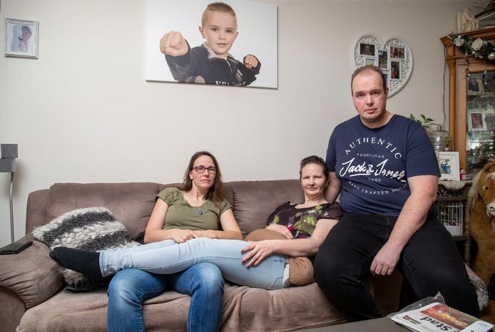 Miranda Lutgens (links) hoopt middels een doneeractie de laatste droom van haar terminaal zieke zus Elisabeth (midden) te kunnen laten uitkomen: een gezinsvakantie, samen met haar man Bas (rechts) en zoon Dylan (boven).