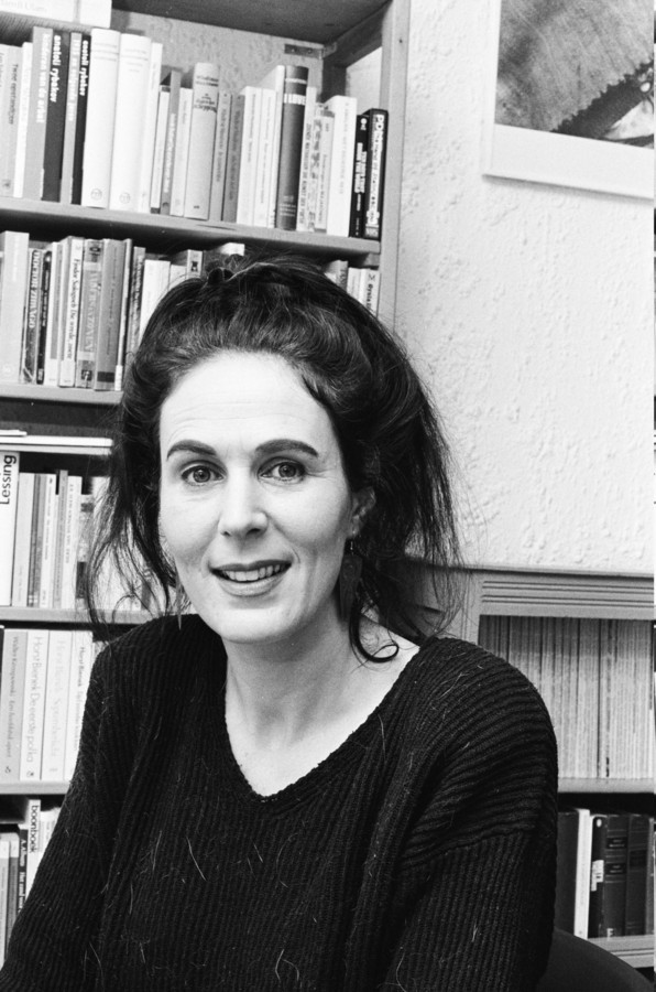 Schrijfster Carl Friedman, die lange tijd in Breda woonde en werkte, op