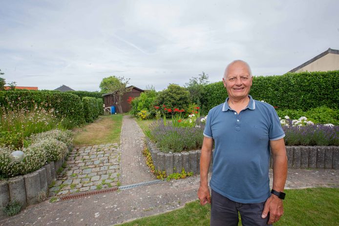 Jean Timmermans in zijn tuin waar de verdachte zich had verscholen.