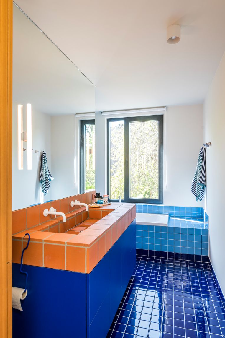 De nieuwe badkamer van interieurarchitect Dries Otten is afgewerkt met oog voor detail. Het moeilijkste was om de witte voegen symmetrisch te laten doorlopen. Beeld Luc Roymans