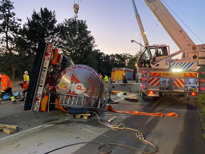 De E34 in Zoersel geraakte volledig versperd door een ongeval met een tankwagen.