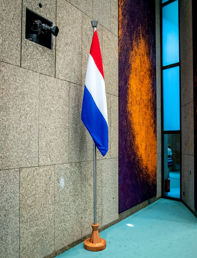 De Nederlandse vlag in de grote vergaderzaal van de Tweede Kamer. Beeld ANP