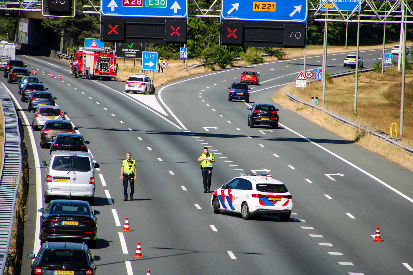 Auto in brand op snelweg A28, file door afgesloten rijstroken Foto