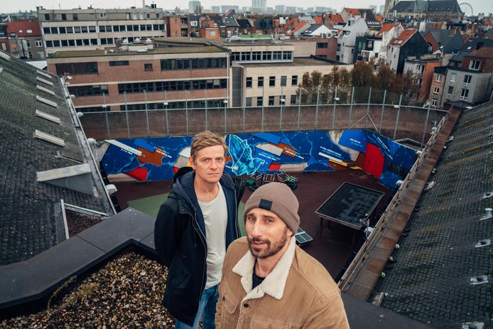 Matthias Schoenaerts en collega Larsen Bervoets op het dak boven hun muurschildering in de Begijnenstraat.