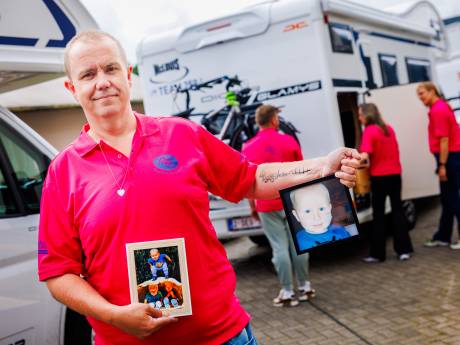 Roadcaptain Geert neemt foto’s van overleden zoontje Jelle mee tijdens Roparun: ‘Geen moment dat ik niet aan hem denk’  