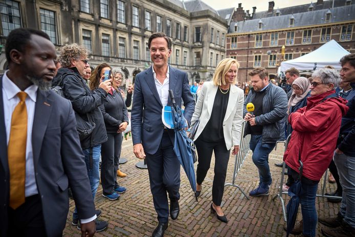 Mark Rutte en Sigrid Kaag na afloop van een gesprek met informateur Mariëtte Hamer.