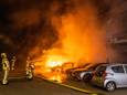 De brand aan de Nijenheim in Zeist slaat snel over naar andere voertuigen.