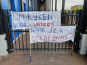 Het spandoek voor de rechtbank in Almelo