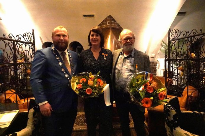 Vader en dochter Hamhuis met loco-burgemeester Martijn Breukelman van Hardenberg.