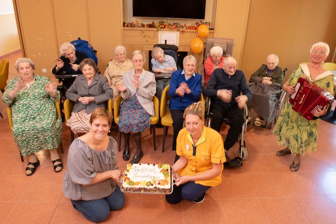 Tien van de elf honderdjarigen op de foto: Agnes (100), Leona (100), Margareta (101), Leona (100), Maria (100), Martha (100), Agnes (100), Irma (105), Achiel (101) en Maria (100).