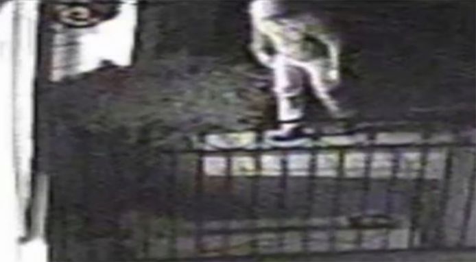 De Night Watcher werd al verschillende keren op bewakingsbeelden vastgelegd, maar de politie tast nog altijd in het duister over zijn identiteit.