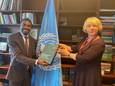 Directeur World Heritage Centre van UNESCO dhr. Lazare Eloundou (L) met burgemeester Marga Waanders van de gemeente Waadhoeke.
