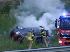 Auto vliegt in brand na botsing op A35 in Enschede: weg afgesloten 