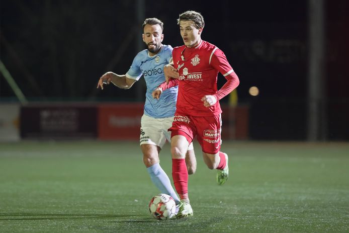 Maro Budts (r.) wordt op de huid gezeten door Christophe Martin Suarez van Belisia.