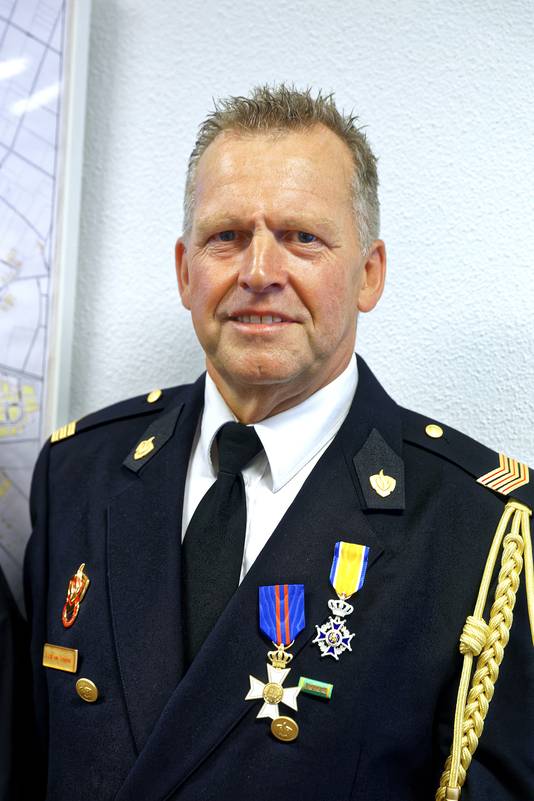 Ad van Schijndel,  35 jaar bij brandweer Schijndel, kreeg een koninklijke onderscheiding.