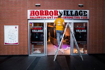 Afgehakte ledematen en veel schmink: Zo zien de voorbereidingen op Horror Village in Arnhem eruit