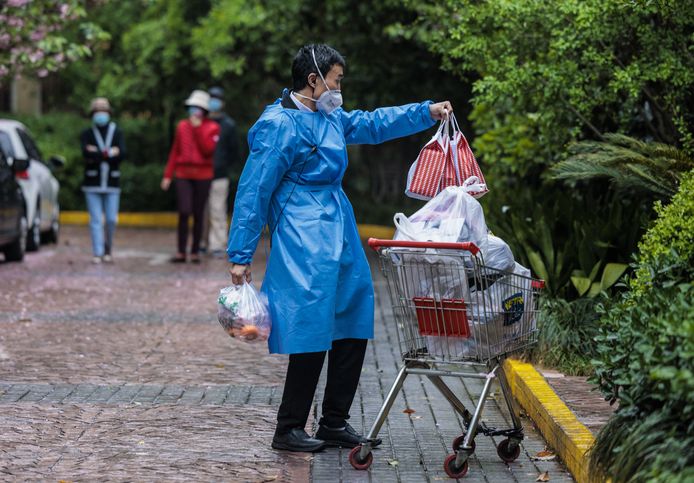 Voedsel wordt geleverd in een residentiële wijk in Shanghai, die al weken in lockdown zit.