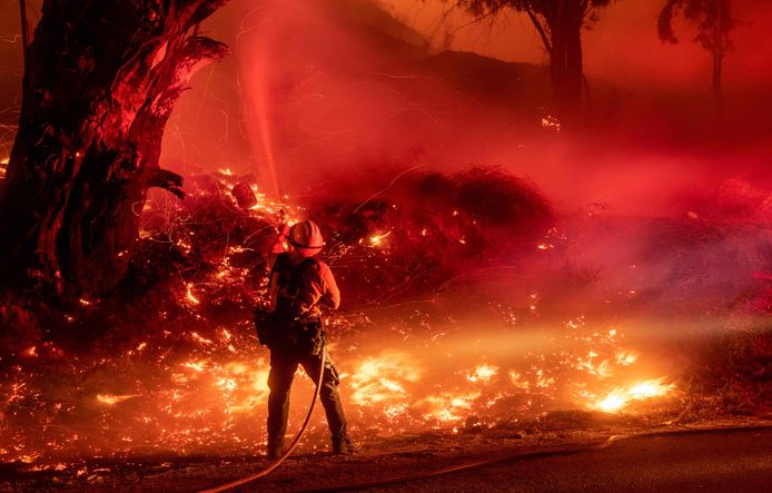 Een brandweerman bestrijdt het Maria-vuur in Santa Paula, Californië.