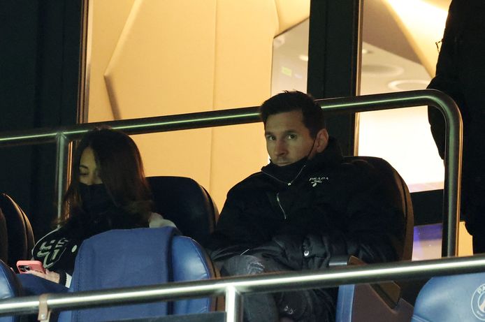 Lionel Messi op de tribune van het Parc des Princes.