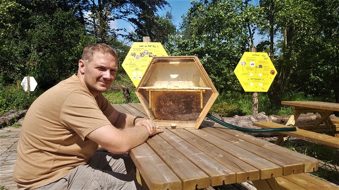 Nick Bogaerts toont de kast waar de bijen inzaten.