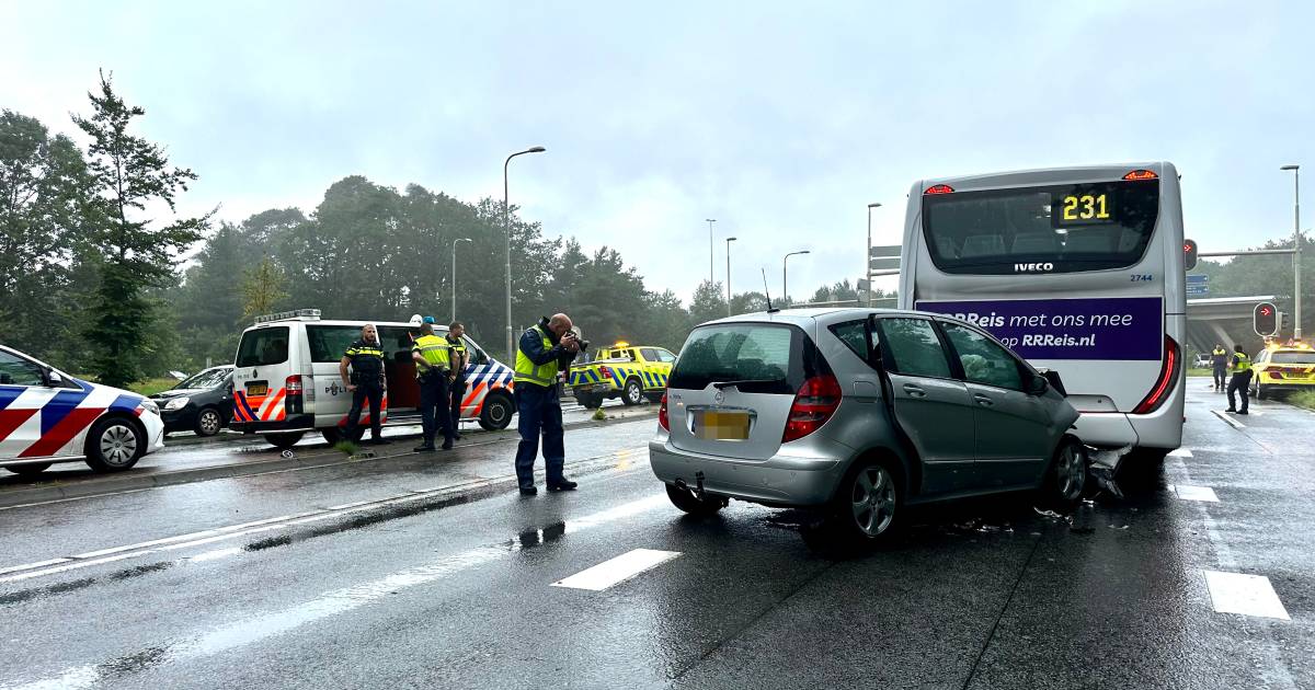 Ernstig ongeval in Arnhem: automobilist knalt achterop lijnbus en moet worden gereanimeerd.