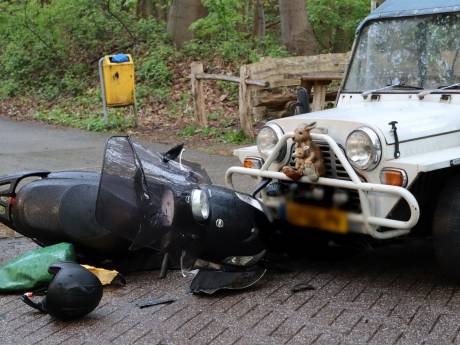 Scooterrijder raakt gewond bij botsing met kleine safariauto in Loon op Zand