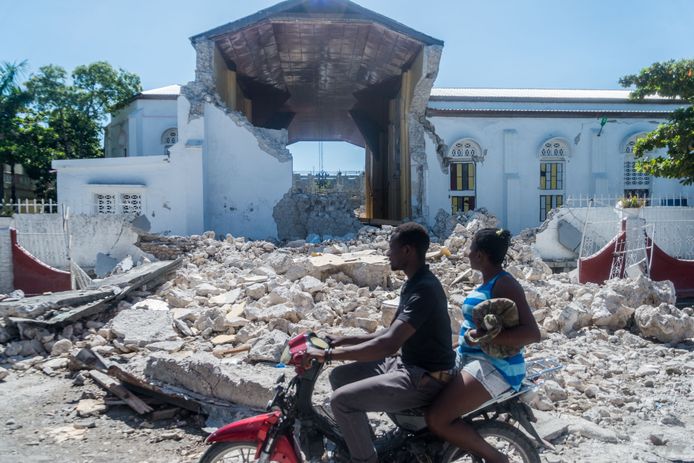 Het land werd zaterdag getroffen door een aardbeving met een kracht van 7,2. Het epicentrum lag op een schiereiland ten westen van de hoofdstad Port-au-Prince.