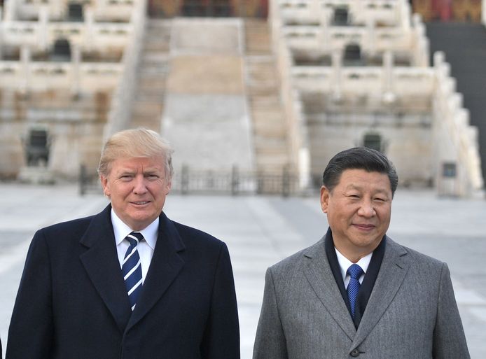Donald Trump (L) en Xi Jinping (R)