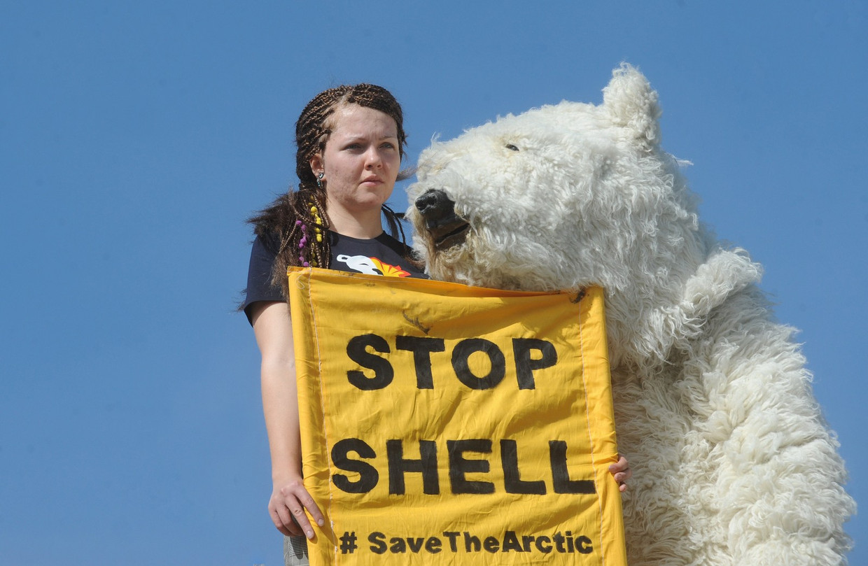 Een Greenpeace-activist in 2012 demonstreert tegen Shell. Beeld afp