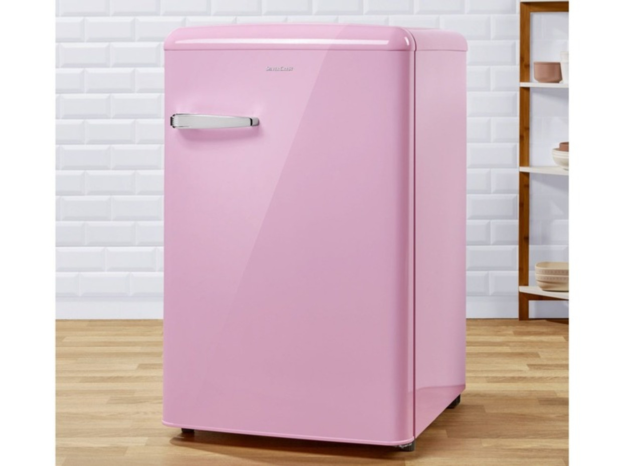 Déze budgetsupermarkt ook deze gewilde roze (!) koelkast