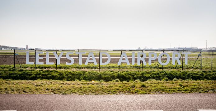 De opening van Lelystad Airport is al vier keer uitgesteld. Een nieuwe tegenvaller voor de minister: het onderzoeksbureau dat zij zelf inschakelde, twijfelt of het vliegveld na de coronacrisis nog meerwaarde heeft.