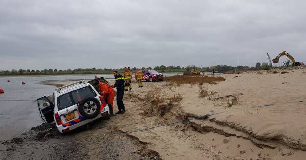 Shovel loopt vast bij redden politiewagen die vastgelopen boot wil lostrekken