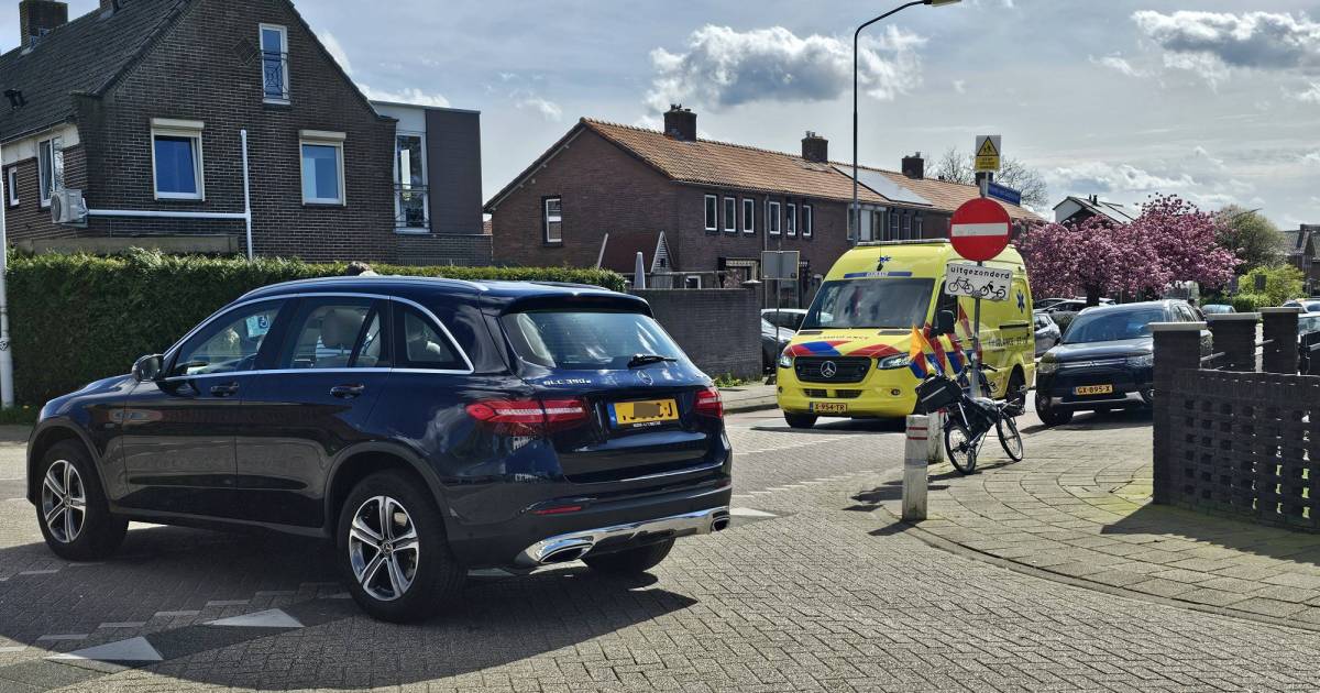 Ligfietsster gewond naar ziekenhuis na aanrijding met auto.