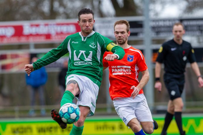 Benny Veldhoen in duel met Roy Kruse. De hoofdrolspelers in het duel tussen OWIOS en FC Horst.