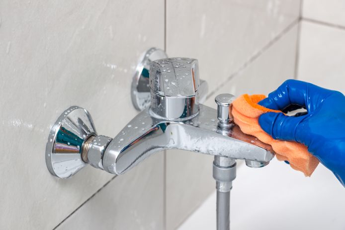 Kalkaanslag verwijderen in de douche, een van de meest hardnekkige schoonmaakklussen.