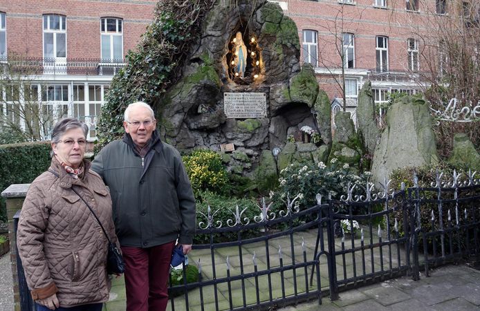 Bezoekers Jozef Heyns & Rita Janssens voor de grot.