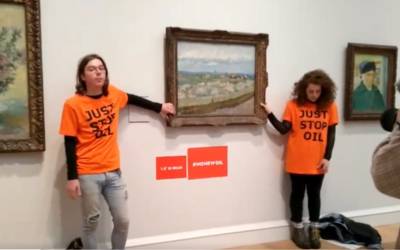 Klimaatactivisten lijmen handen op Van Gogh-schilderij in Londens museum