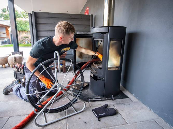Zelf de schoorsteen vegen omdat bedrijven geen tijd hebben, mag dat? 